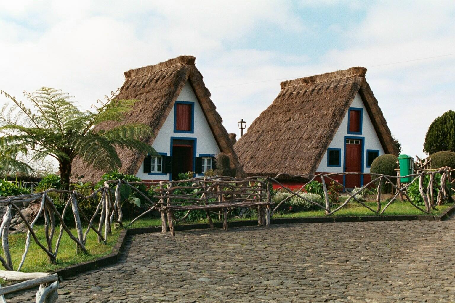 Preciosas casas tradicionales en Santana (Madeira)